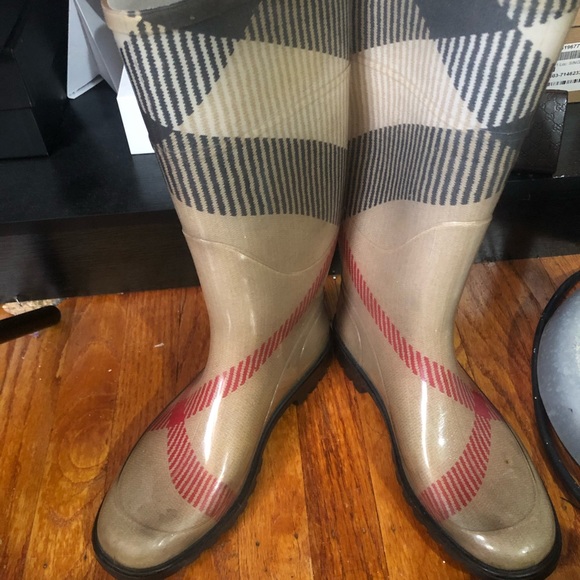 Burberry Rainboots - Picture 5 of 8